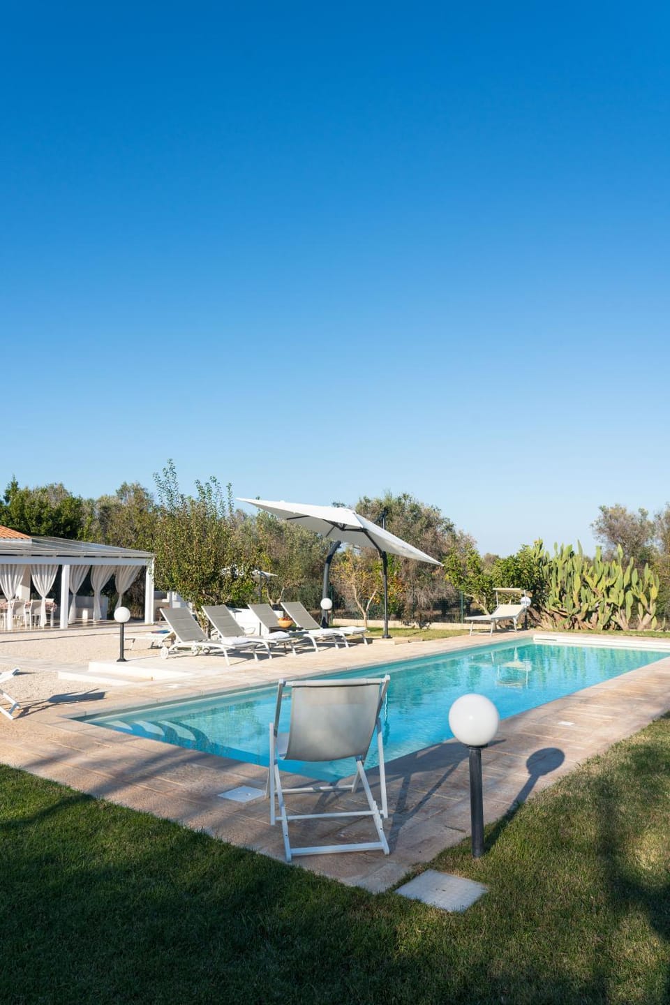 Swimming pool, sunbed
