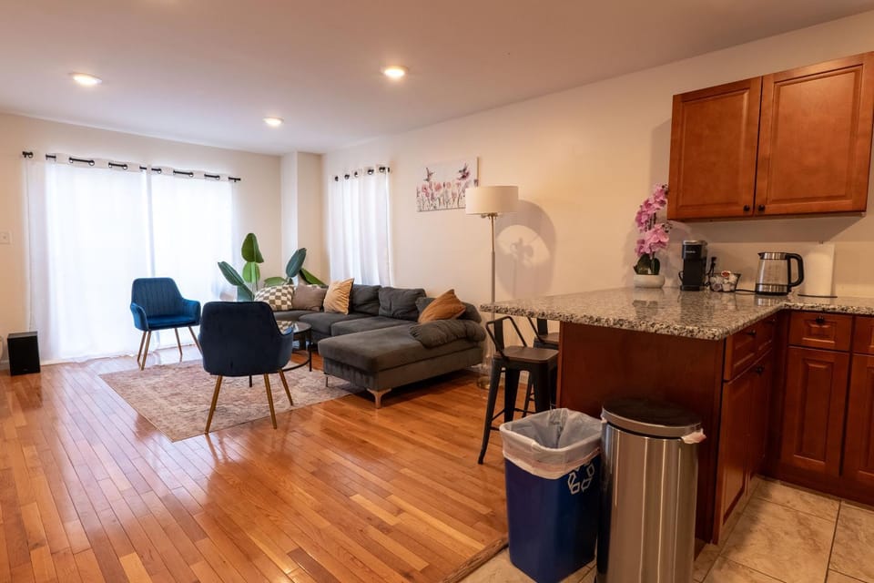 New 4 Apts-198-3 Bed Apt 1st Floor & 3 Bed Apt 2nd Floor - 1 Bed Studio Apt Ground Floor & 1 Bed Studio Apt Ground Floor near Penn Station EWR Newark NJ Airport Hospital Manhattan NYC Apartment in Newark