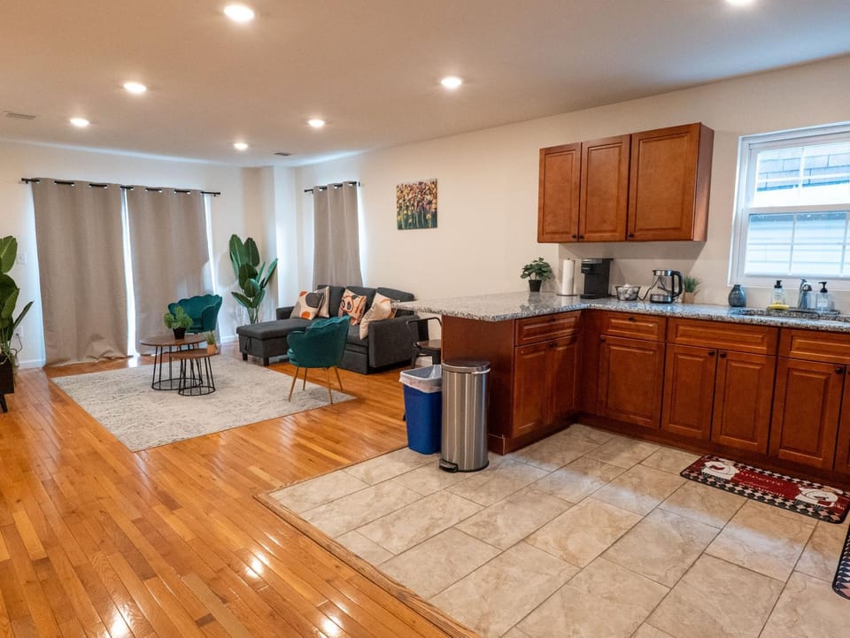 New 4 Apts-198-3 Bed Apt 1st Floor & 3 Bed Apt 2nd Floor - 1 Bed Studio Apt Ground Floor & 1 Bed Studio Apt Ground Floor near Penn Station EWR Newark NJ Airport Hospital Manhattan NYC Apartment in Newark