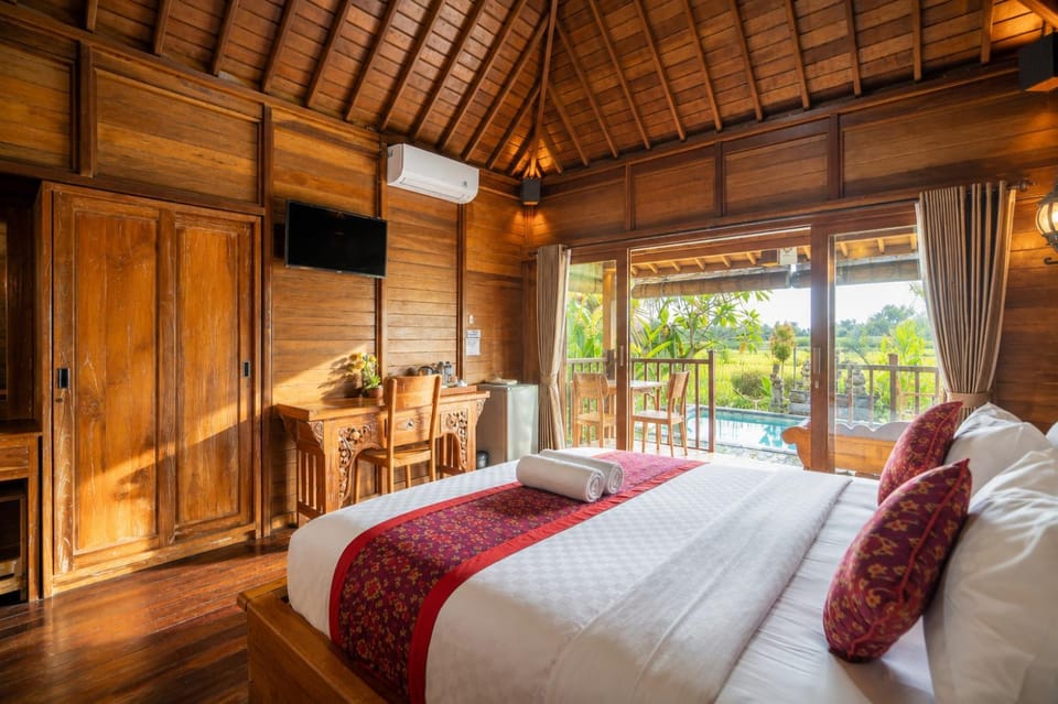 Bed, TV and multimedia, View (from property/room), Balcony/Terrace, Photo of the whole room, Seating area, Bedroom