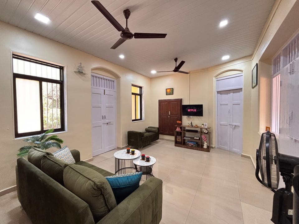TV and multimedia, Living room, Seating area