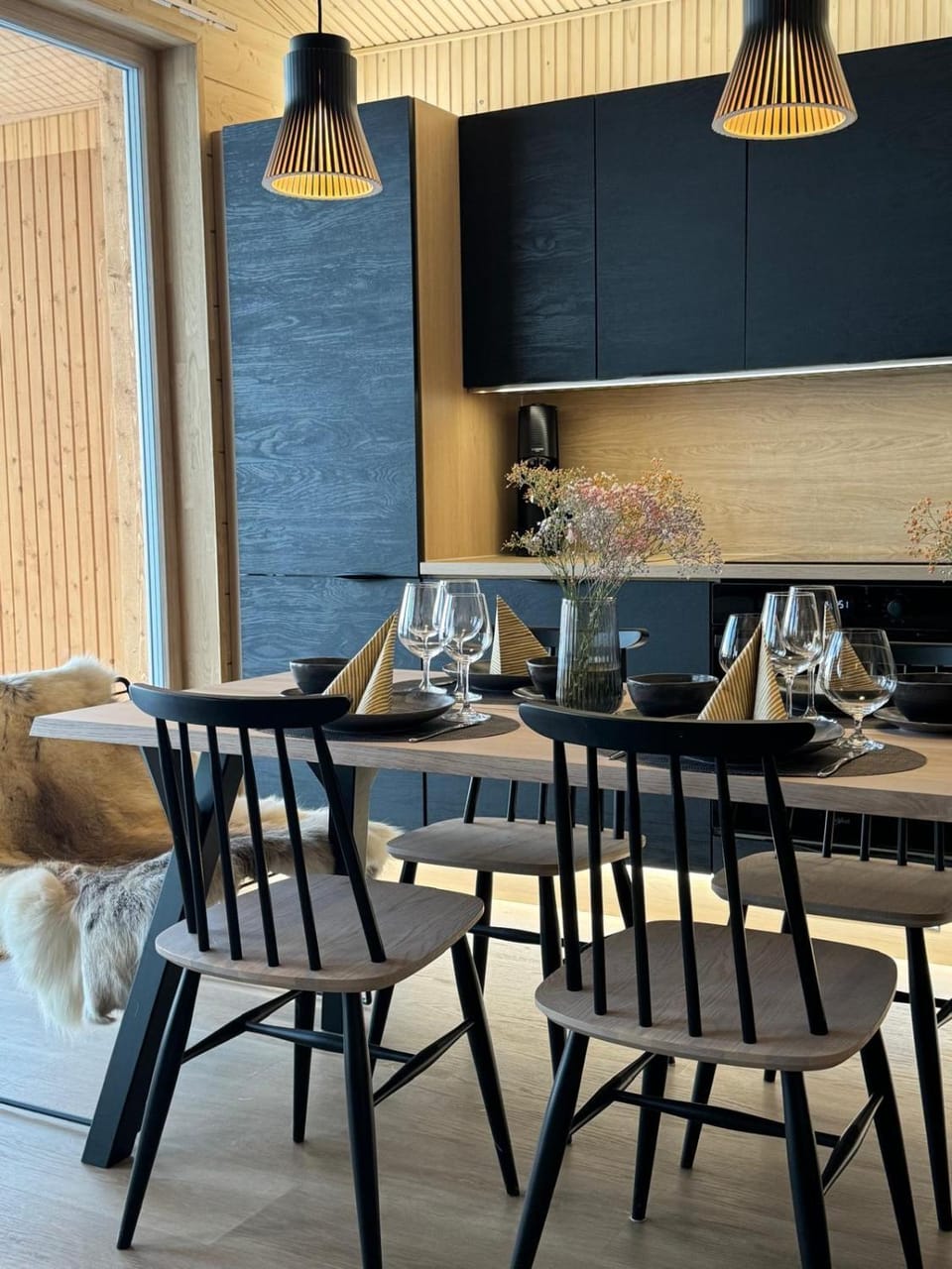 Kitchen or kitchenette, Dining area