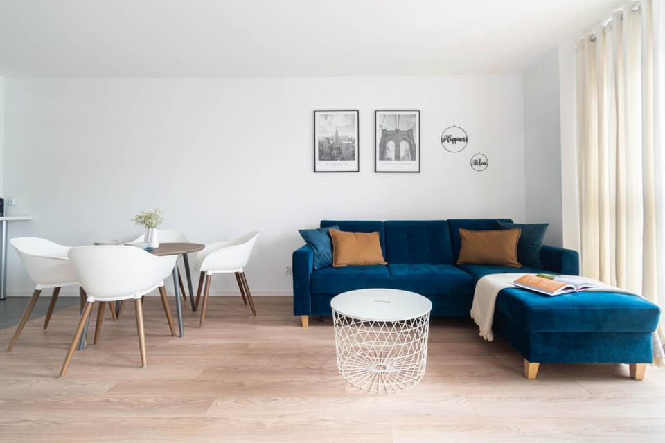 TV and multimedia, Living room, Seating area, Dining area, internet, internet