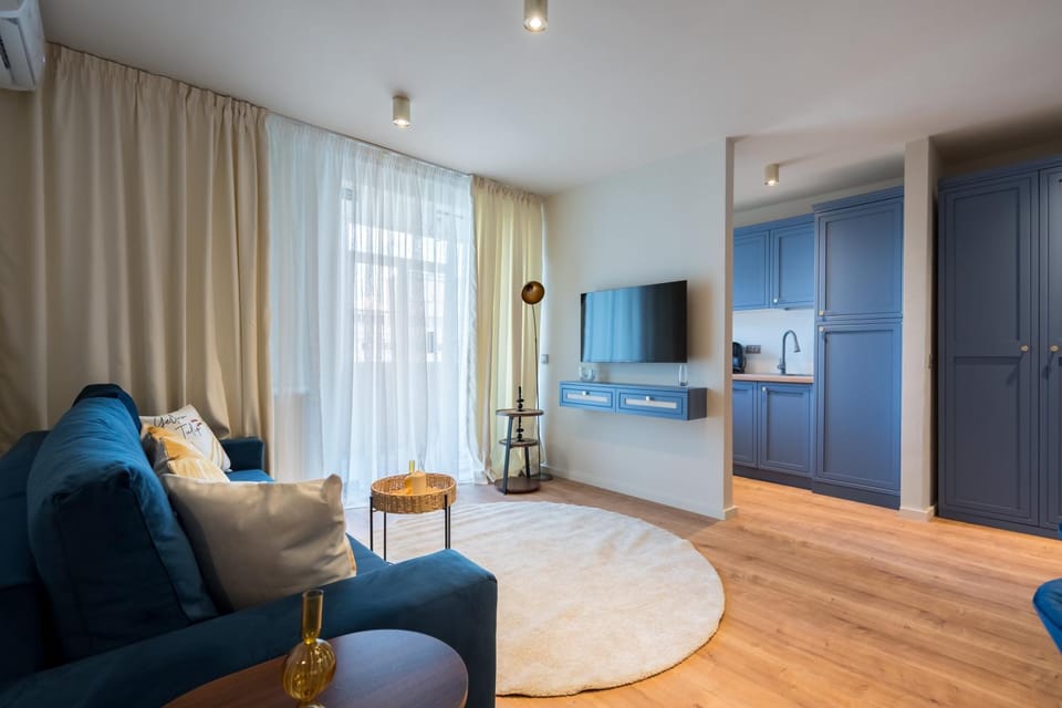 Bed, TV and multimedia, Kitchen or kitchenette, Living room, Seating area, Bedroom, wardrobe