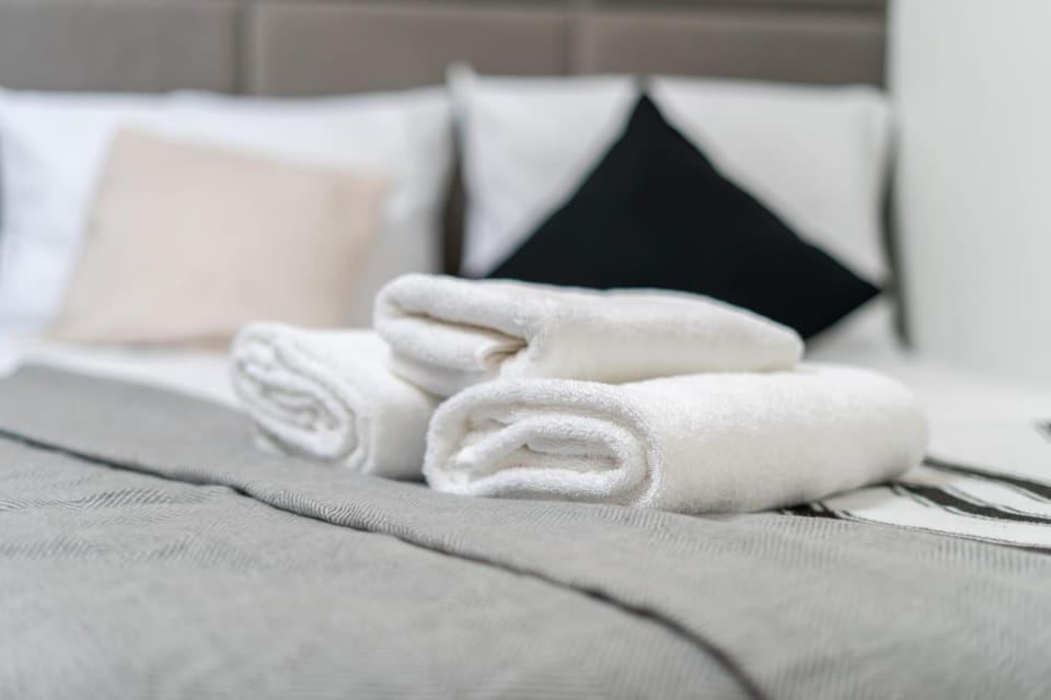 Bed, towels