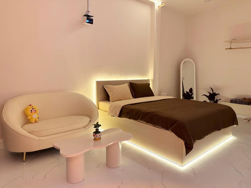 Bed, Living room, Photo of the whole room, Seating area, Bedroom