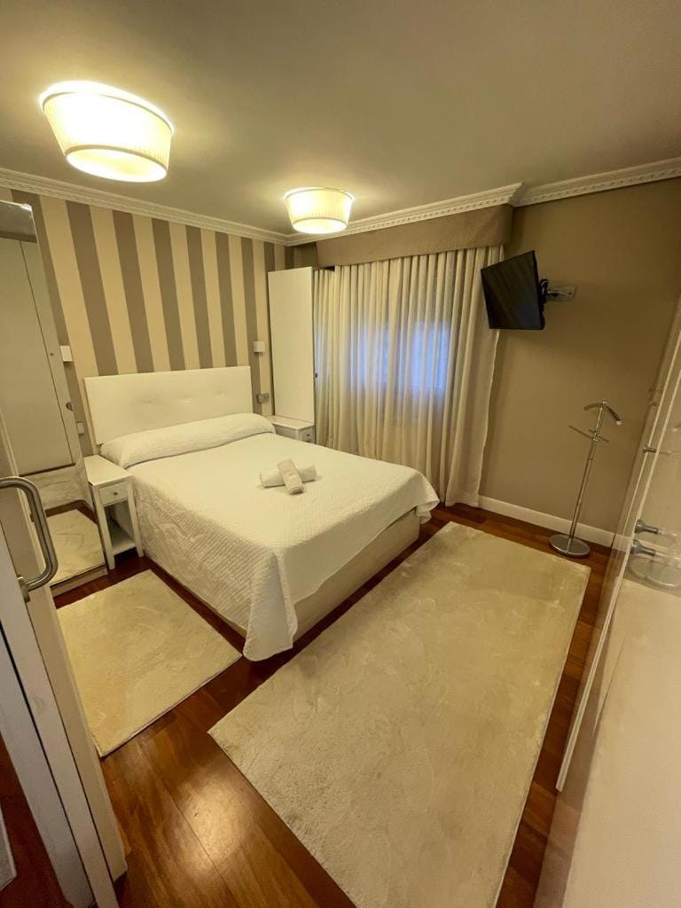 Bed, TV and multimedia, Photo of the whole room, Bedroom, towels, wardrobe