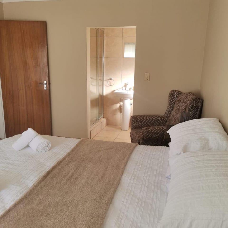 Photo of the whole room, Bedroom, towels