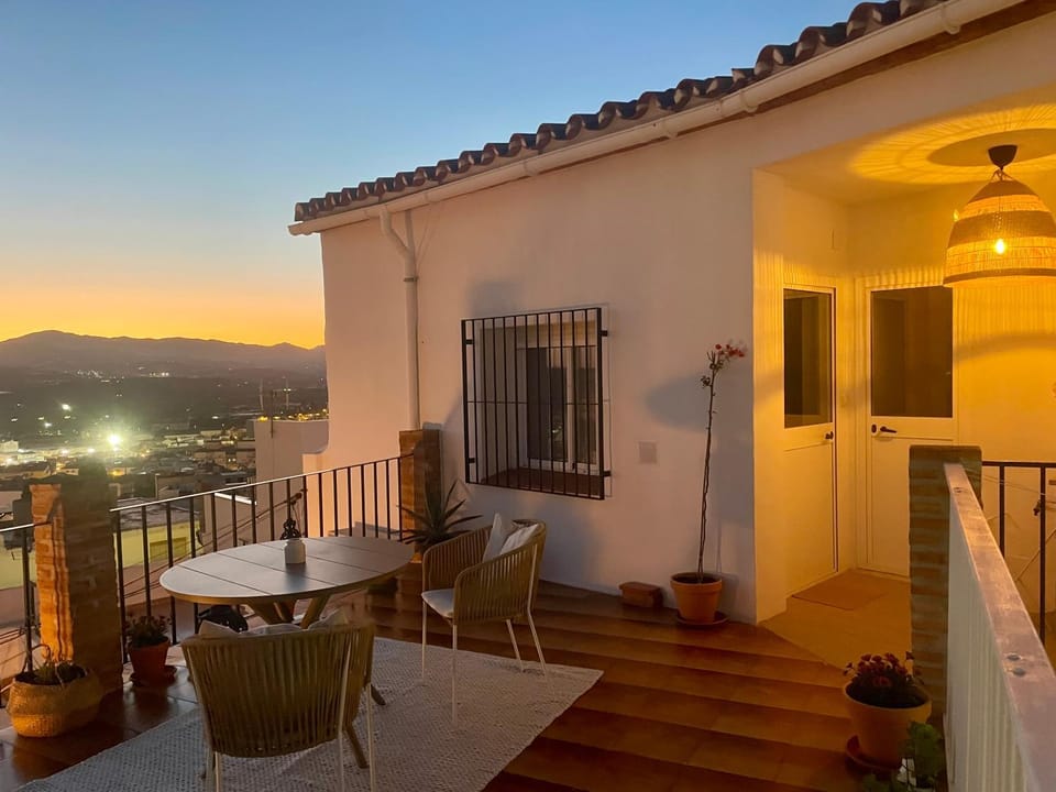 Property building, Patio, Balcony/Terrace