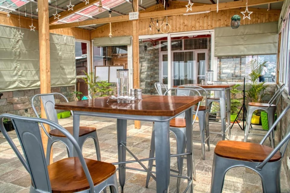 Restaurant/places to eat, View (from property/room), Balcony/Terrace, Seating area, Dining area