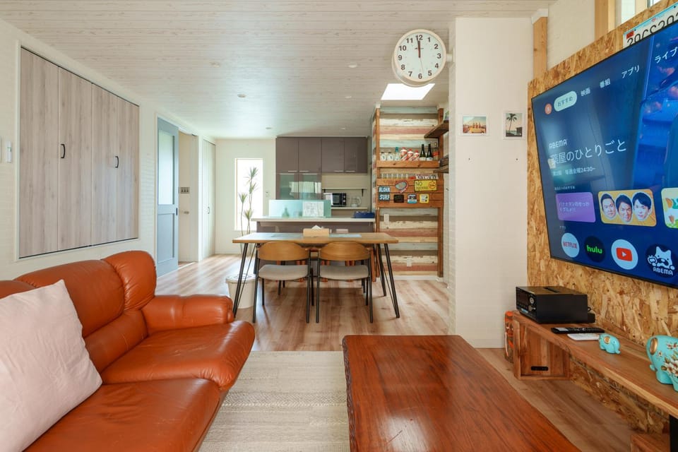 TV and multimedia, Living room, Seating area, Dining area