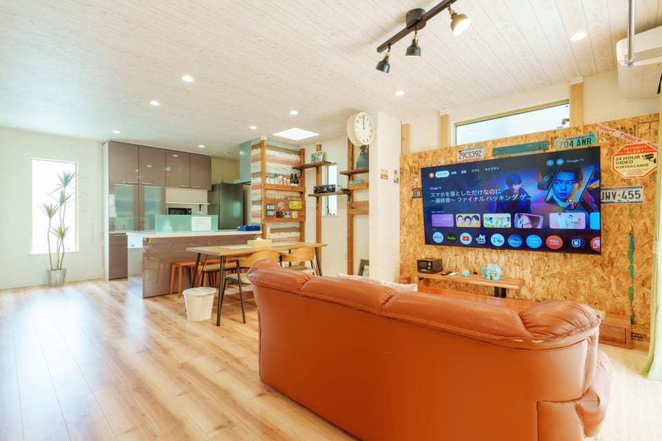 Communal lounge/ TV room, TV and multimedia, Living room, Seating area, Evening entertainment
