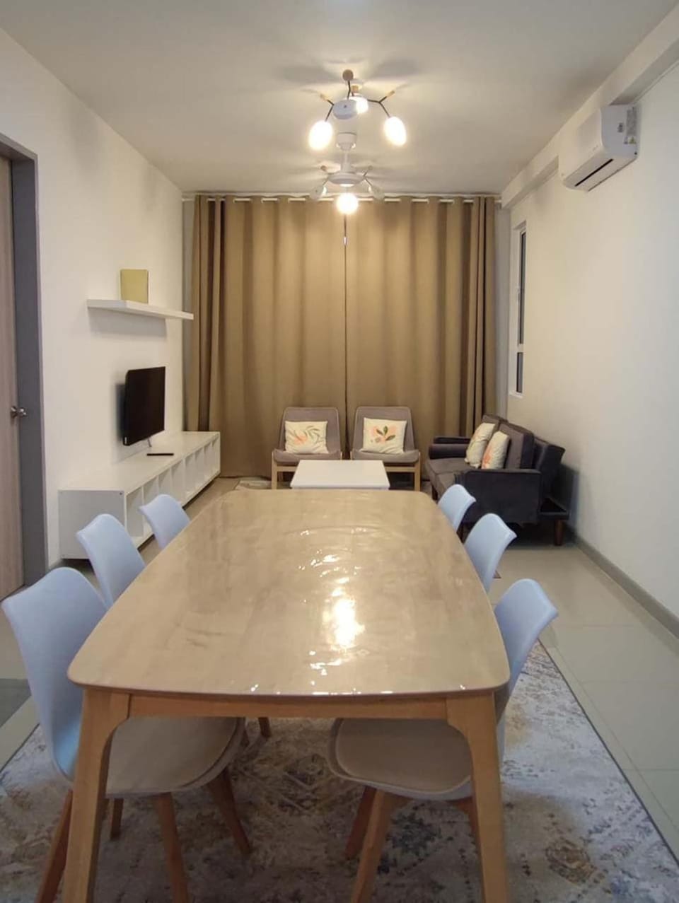 Communal lounge/ TV room, TV and multimedia, Living room, Seating area, Dining area, air conditioner