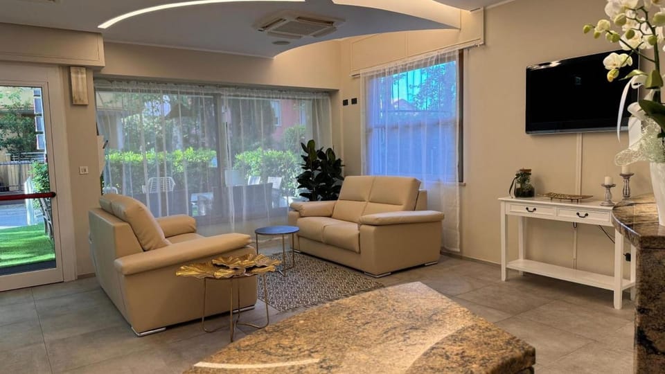 Communal lounge/ TV room