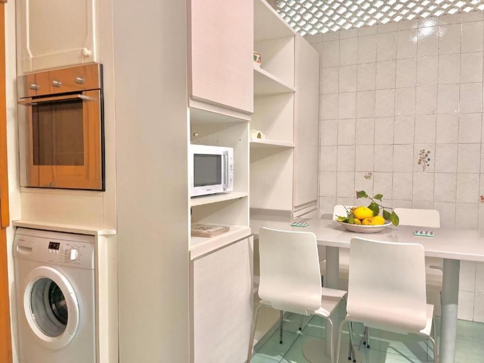 Kitchen or kitchenette, Dining area, dishwasher, minibar, oven, pet friendly, stove, washing machine, dryer