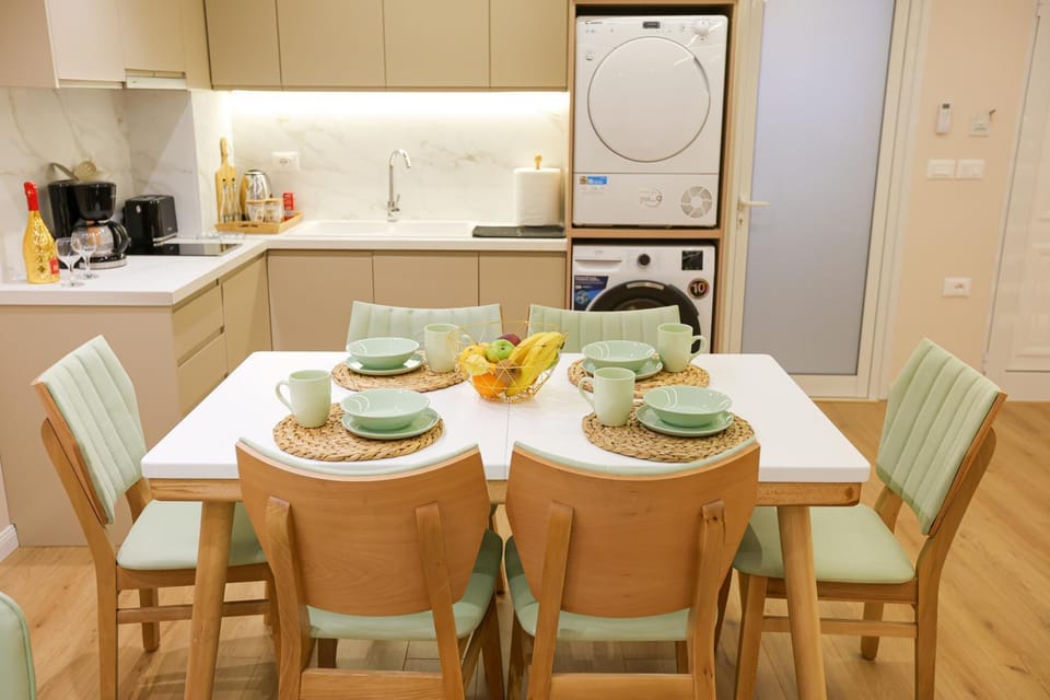 Coffee/tea facilities, Kitchen or kitchenette, Living room, Seating area, Dining area, minibar, oven, pet friendly, stove, toaster