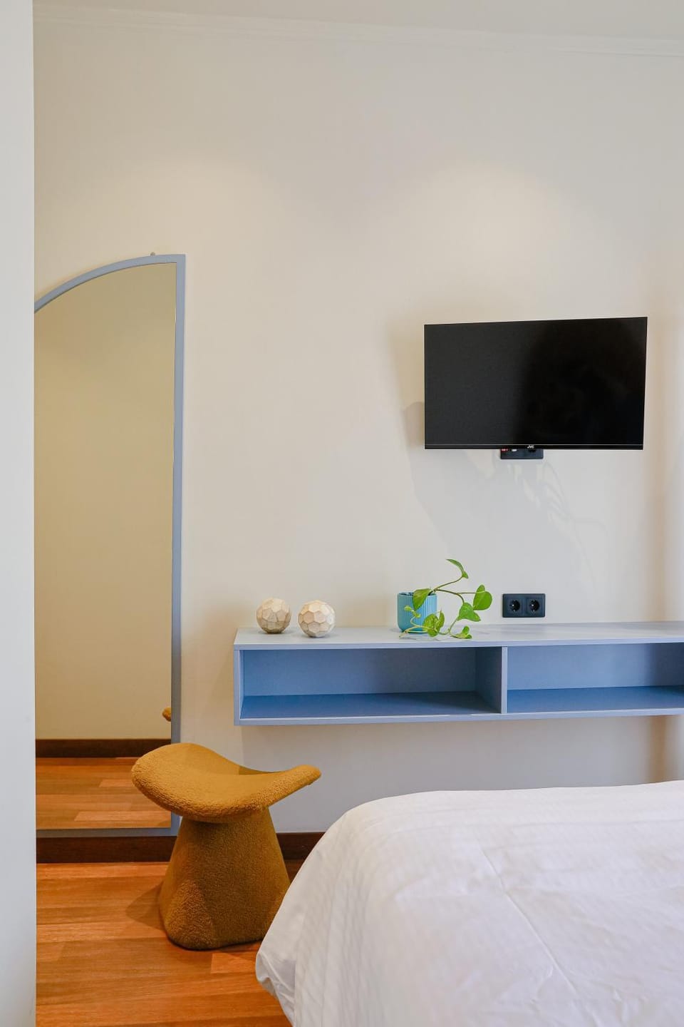 Bed, TV and multimedia, Bedroom
