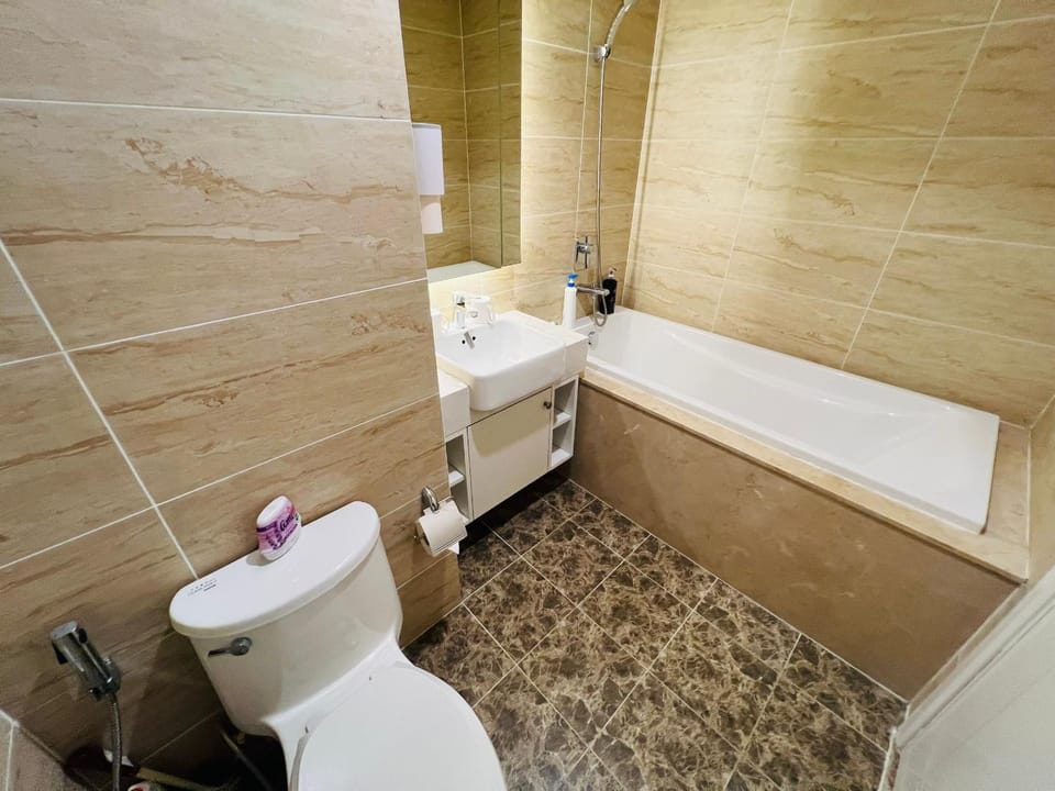 Shower, Toilet, Bathroom, Bath, bidet, towels