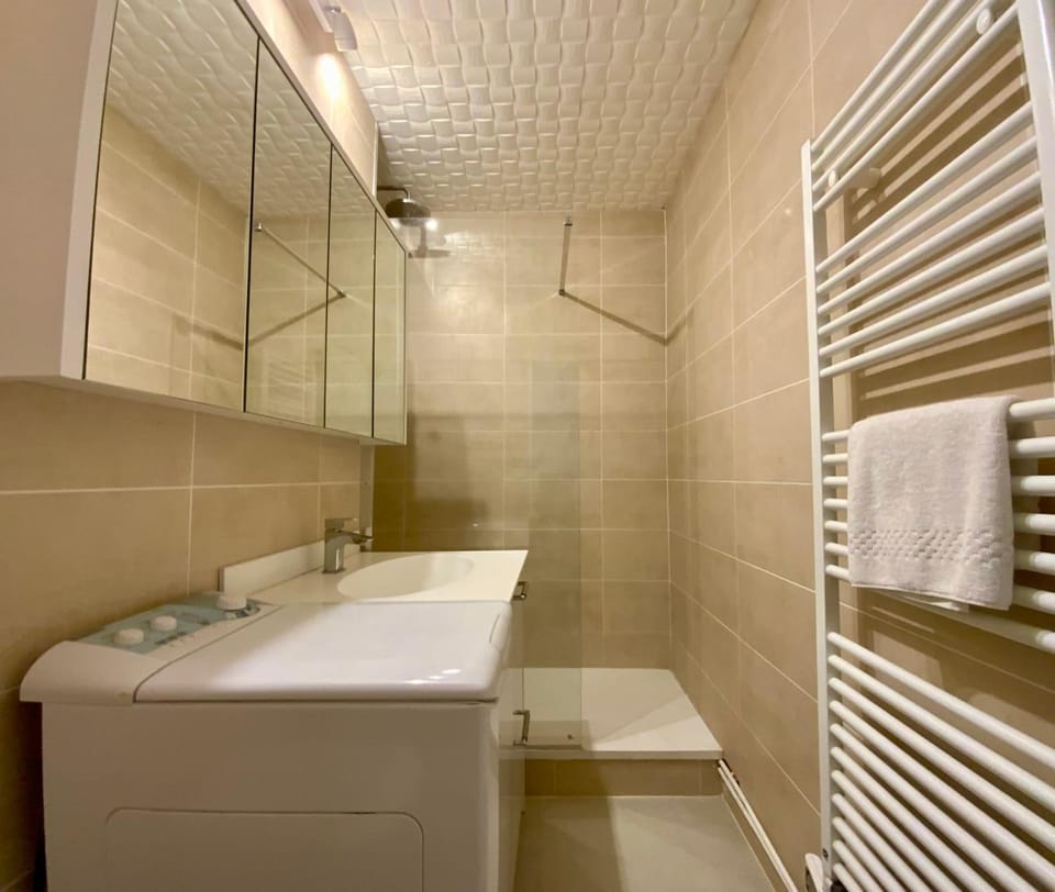 Shower, Bathroom, towels