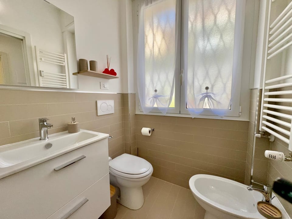 Shower, Toilet, Bathroom, bidet, towels
