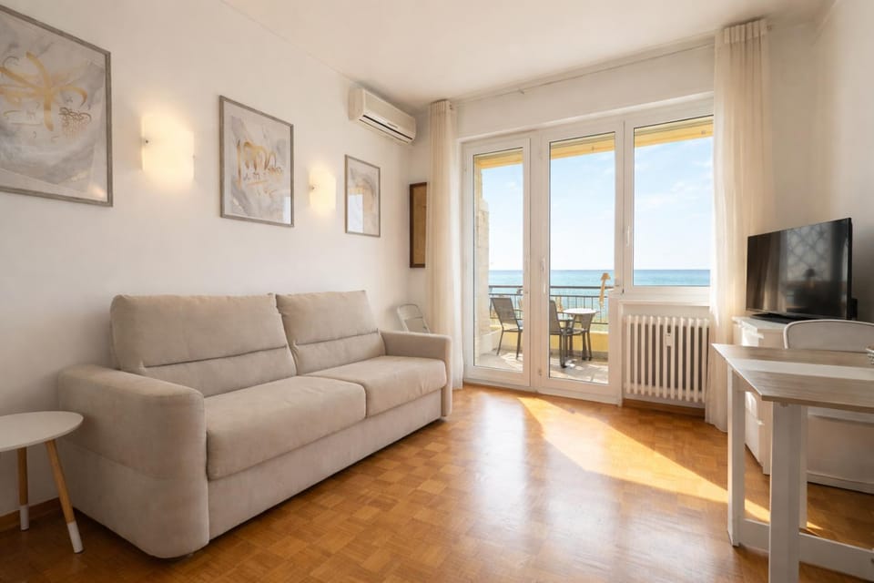 Communal lounge/ TV room, Natural landscape, TV and multimedia, Living room, Seating area, Evening entertainment, Sea view, internet