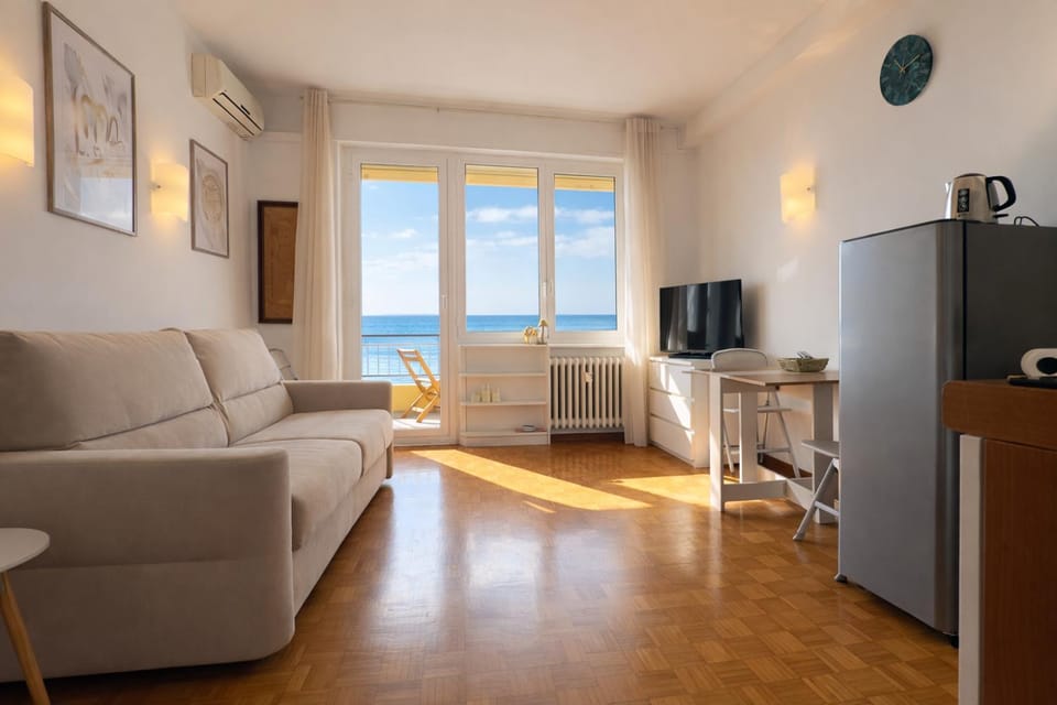 Communal lounge/ TV room, Natural landscape, TV and multimedia, Kitchen or kitchenette, Living room, Seating area, Evening entertainment, Sea view, hair dresser, oven