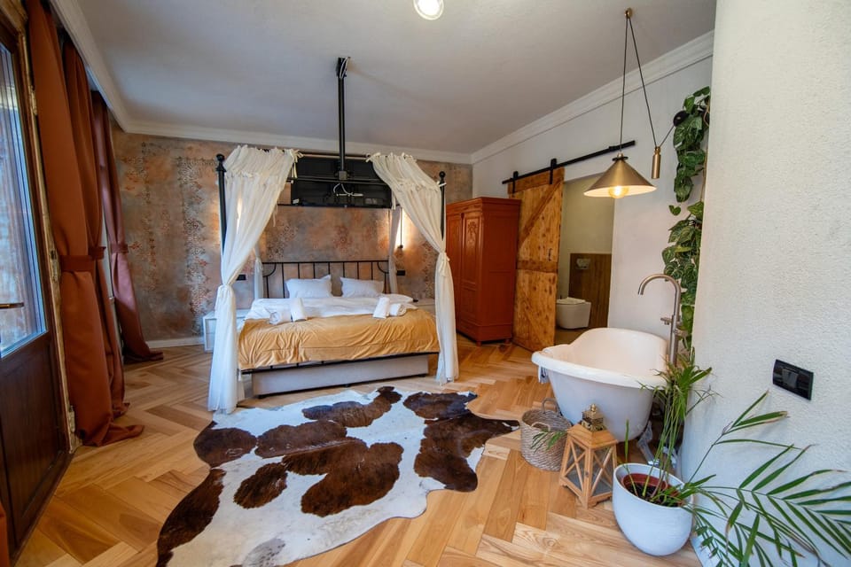Bed, TV and multimedia, Photo of the whole room, Bedroom, Bath, wardrobe