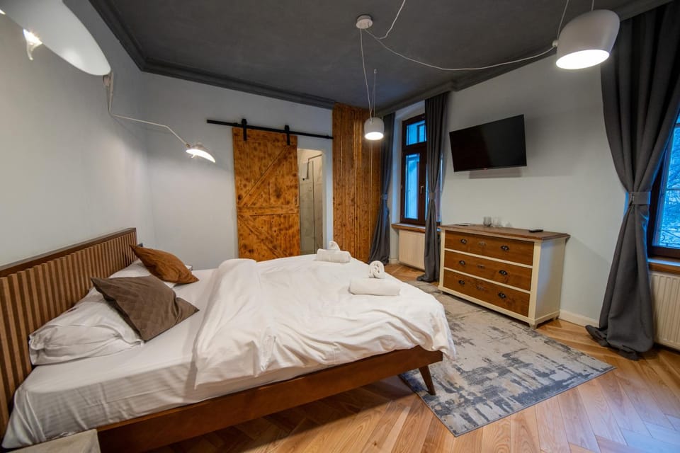 Bed, TV and multimedia, Photo of the whole room, Bedroom, wardrobe