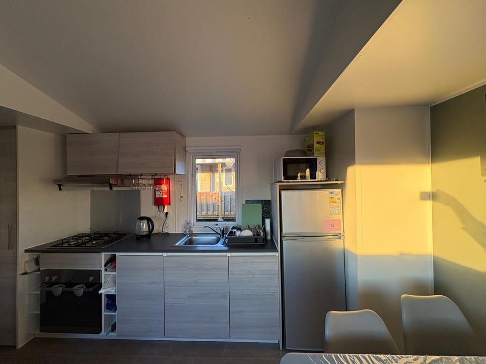 Coffee/tea facilities, Kitchen or kitchenette, oven, stove, toaster