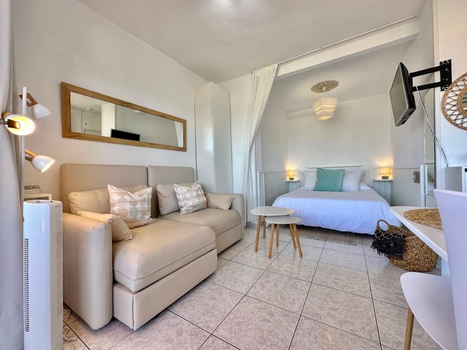 Bed, Living room, Bedroom