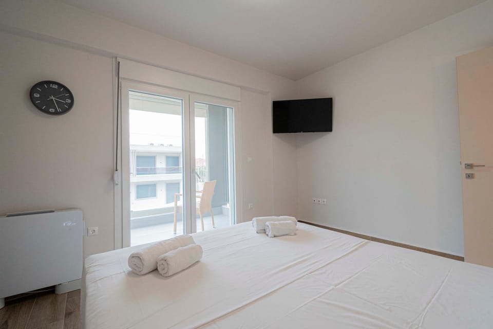 Bed, TV and multimedia, Photo of the whole room, Bedroom, towels