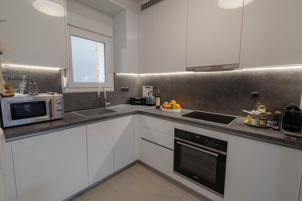 Coffee/tea facilities, Kitchen or kitchenette, Photo of the whole room, oven, stove, toaster