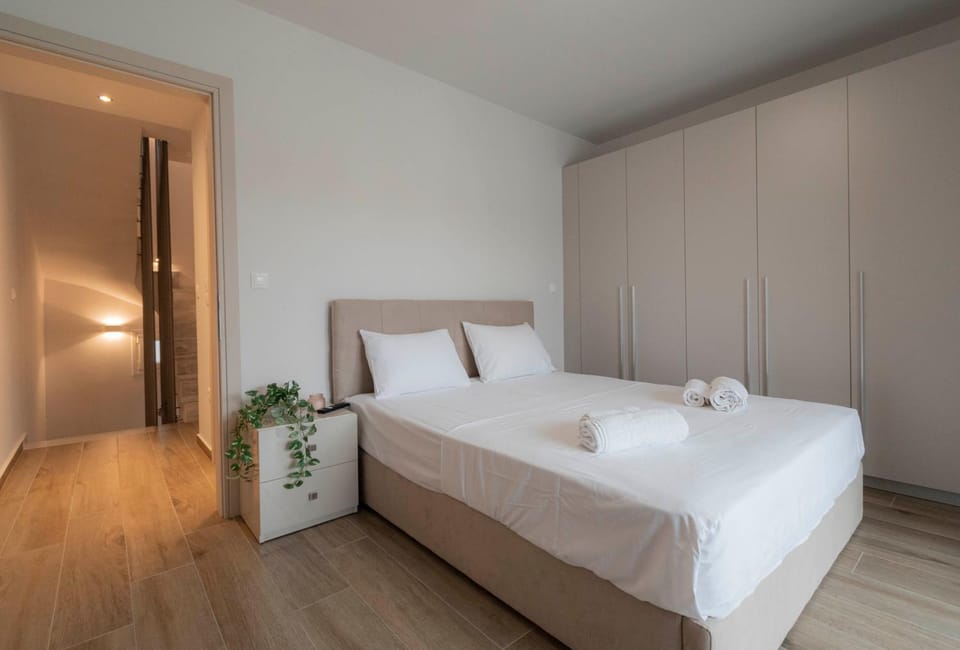 Bed, Photo of the whole room, Bedroom, towels, wardrobe