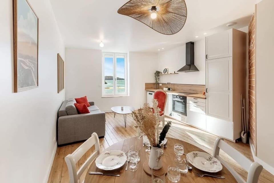 Kitchen or kitchenette, Living room, Seating area, Dining area