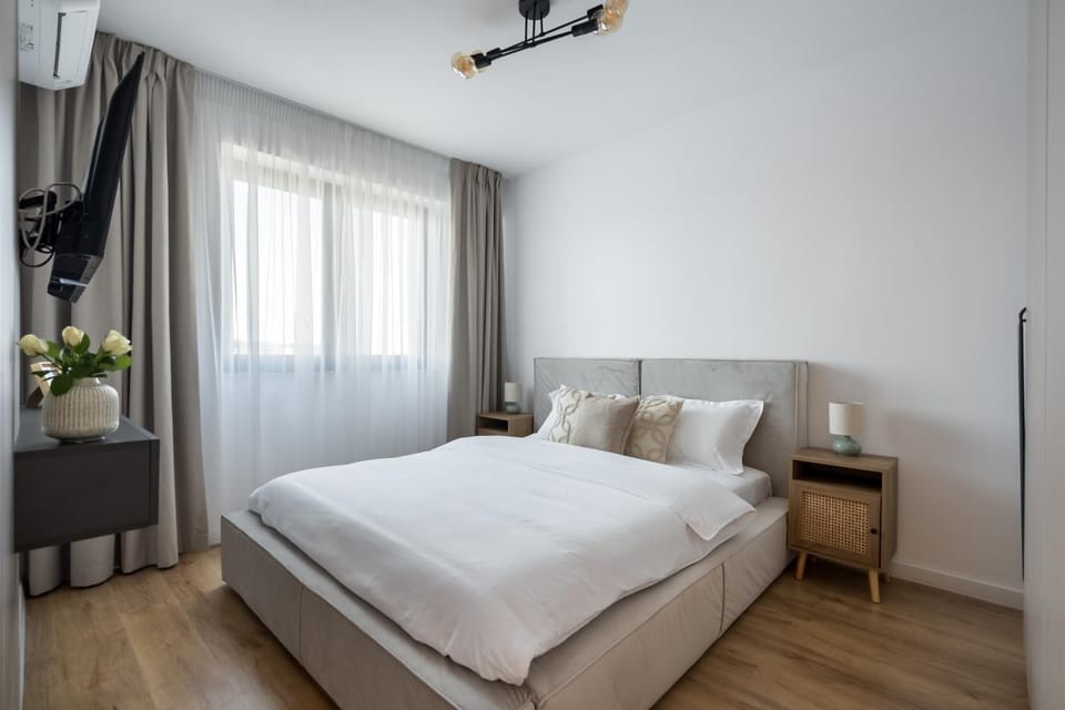 Bed, TV and multimedia, Photo of the whole room, Bedroom, towels
