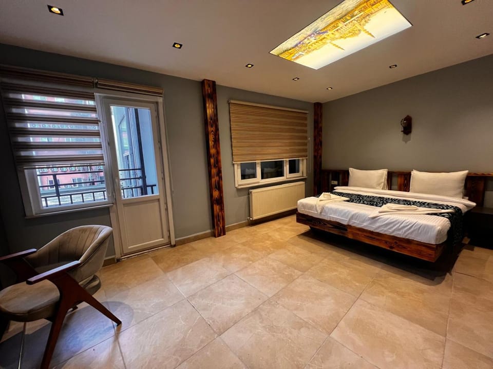 Photo of the whole room, Seating area