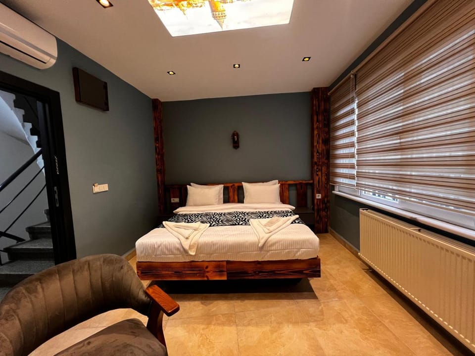 Bed, Photo of the whole room, Bedroom, internet, air conditioner