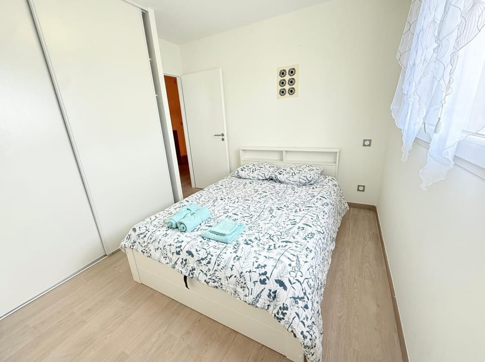 Bed, Photo of the whole room, Bedroom, towels