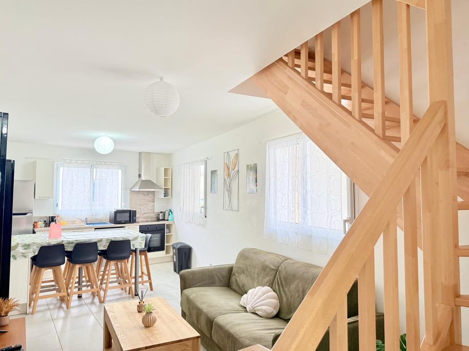 TV and multimedia, Kitchen or kitchenette, Living room, Seating area, Dining area