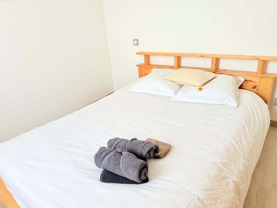Bed, Photo of the whole room, Bedroom, towels
