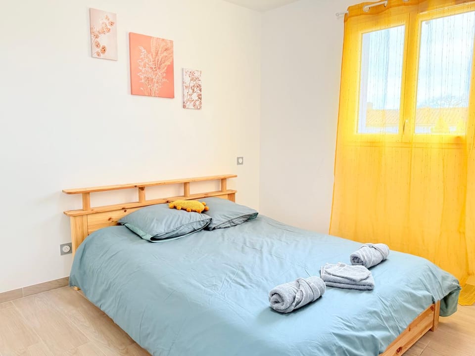 Bed, Photo of the whole room, Bedroom, towels