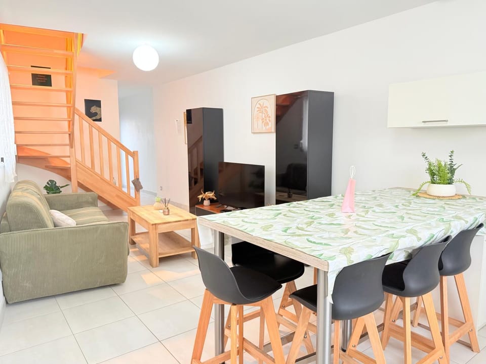 Kitchen or kitchenette, Living room, Seating area, Dining area