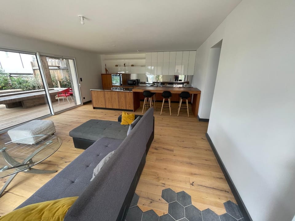 Kitchen or kitchenette, Living room, Seating area, Dining area