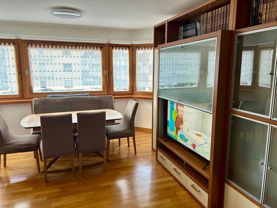 TV and multimedia, Living room, Seating area, Dining area