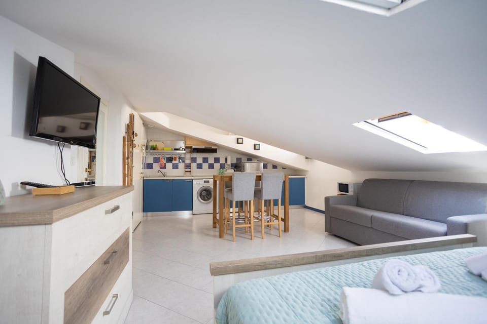 Bed, TV and multimedia, Living room, Dining area, Bedroom