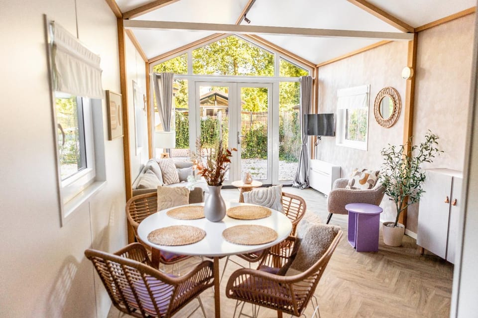 Seating area, Dining area