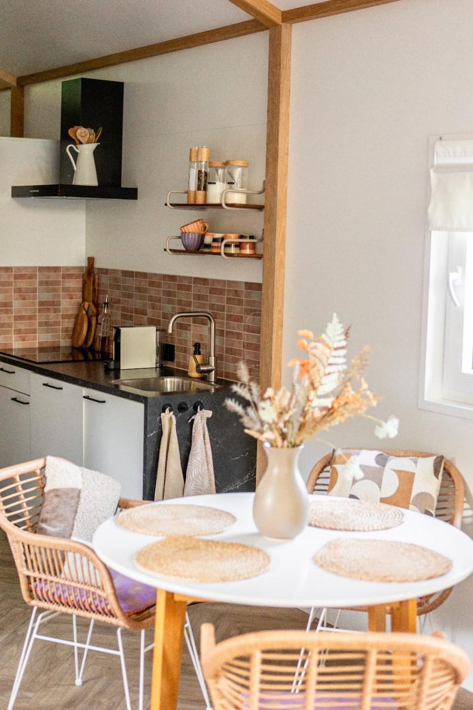 Kitchen or kitchenette, Dining area
