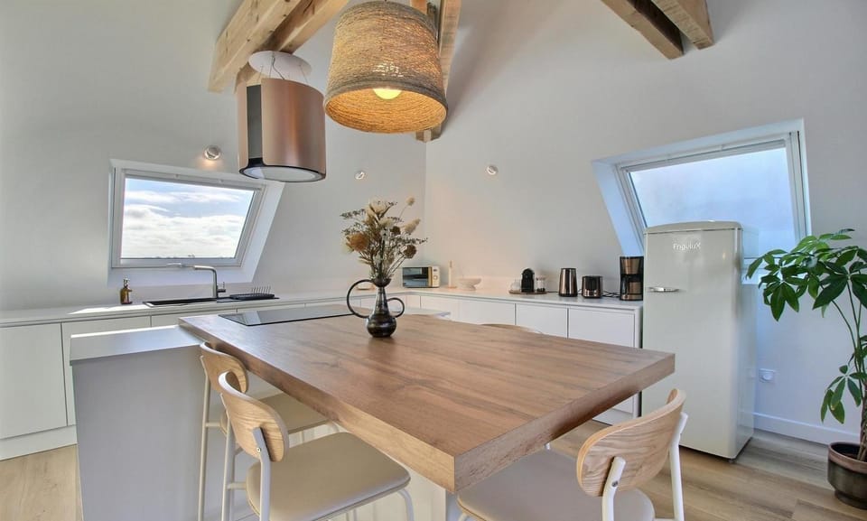 Kitchen or kitchenette, Dining area, stove