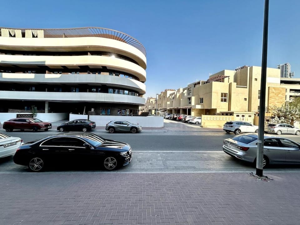 Homes2Retreat - Stylish Studio Gym & Pool, JVC Dubai Apartment in Dubai