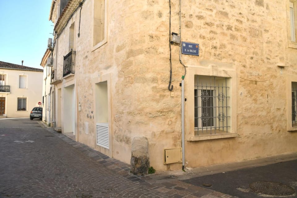 Property building, Neighbourhood, Location